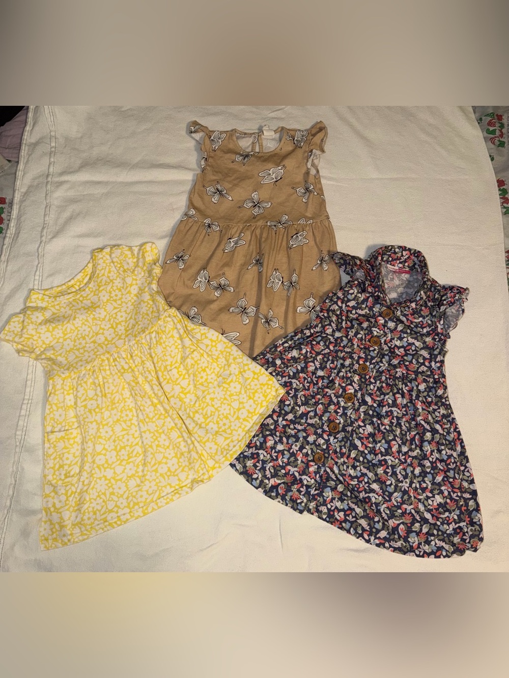 Set 3 girl dress H&M girl dress + 2 floral dresses size 2T excellent conditions